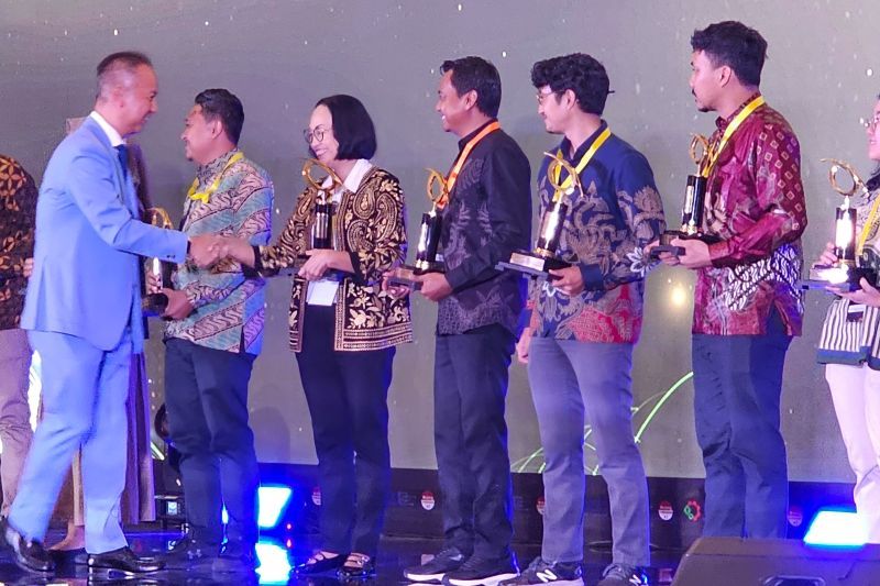 Direktur Operas? dan Produksi Petrokimia Gresik, Digna Jatiningsih (kelima dari kanan) menerima Penghargaan Rintisan Teknologi Industri (Rintek) dari Menteri Perindustrian Agus Gumiwang Kartasasmita di Jakarta, Selasa (1/10/2024). ANTARA/HO-Petrokimia Gresik