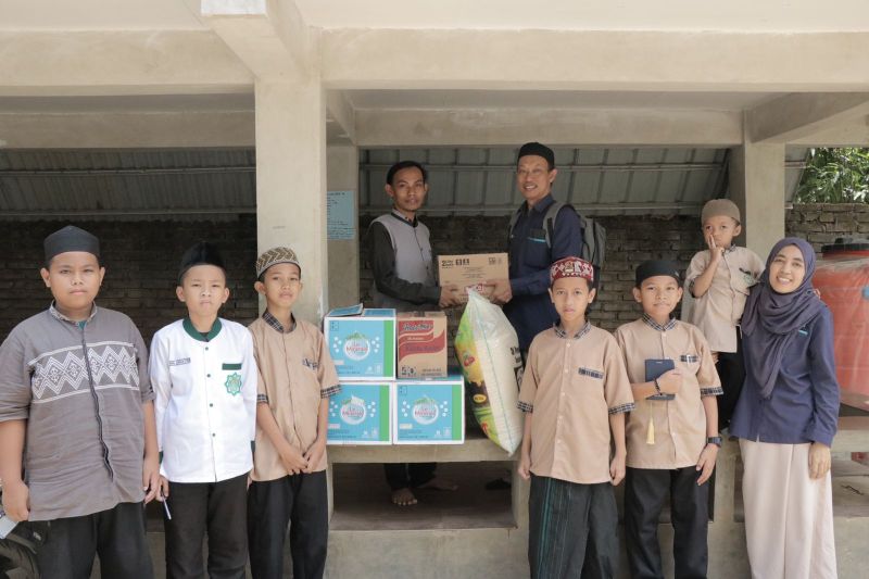 YBM PLN Salurkan Alat Tulis untuk Santri di Pesantren DDI ABRAD