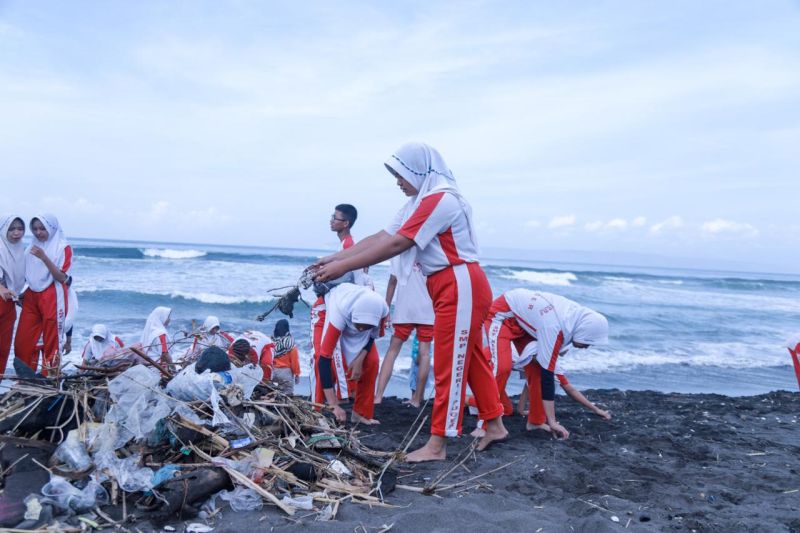 Edukasi Masyarakat Jember untuk Jaga Kebersihan Pantai Pancer