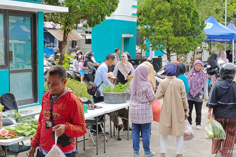 Aktivitas Pasar Tani di Belitung banyak dikunjungi masyarakat, Jumat (4/10) (ANTARA/Kasmono/Apriliansyah)