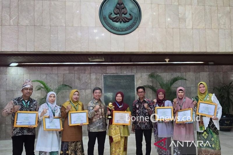Kepala Dinas DLH Banjarmasin Alive Yoesfah Love dan PLT Kadisdik Banjarmasin Baihaqi saat berfoto bersama tujuh kepala sekolah yang meraih penghargaan Adiwiyata Nasional 2024 di Jakarta, Jumat (4/10/2024). ANTARA/HO-Humas Pemkot Banjarmasin