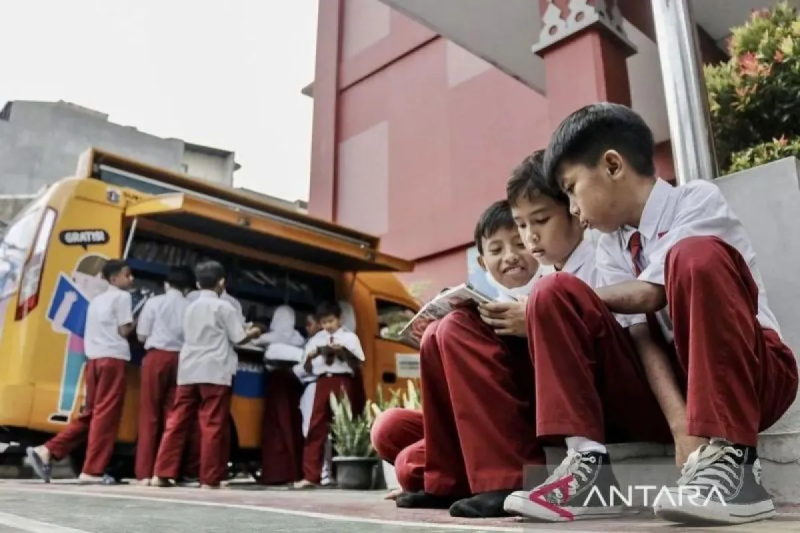 Ilustrasi-Sejumlah siswa membaca buku saat kegiatan perpustakaan keliling di Sekolah Dasar Negeri 11 Pasar Baru, Jakarta, Senin (14/11/2022). (ANTARA FOTO/Darryl Ramadhan/YU/aa.)