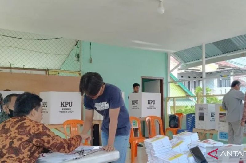Seorang pemuda di Kota Jambi memberikan hak suaranya saat Pemilu 2024 lalu, Rabu (14/2/2024). (ANTARA/Tuyani)