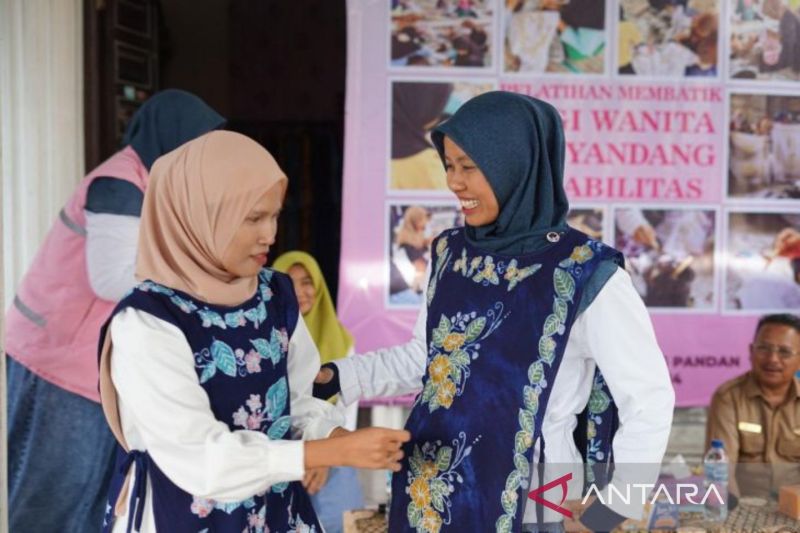 PLN Babel Dorong Pemberdayaan Perempuan Disabilitas Melalui Batik