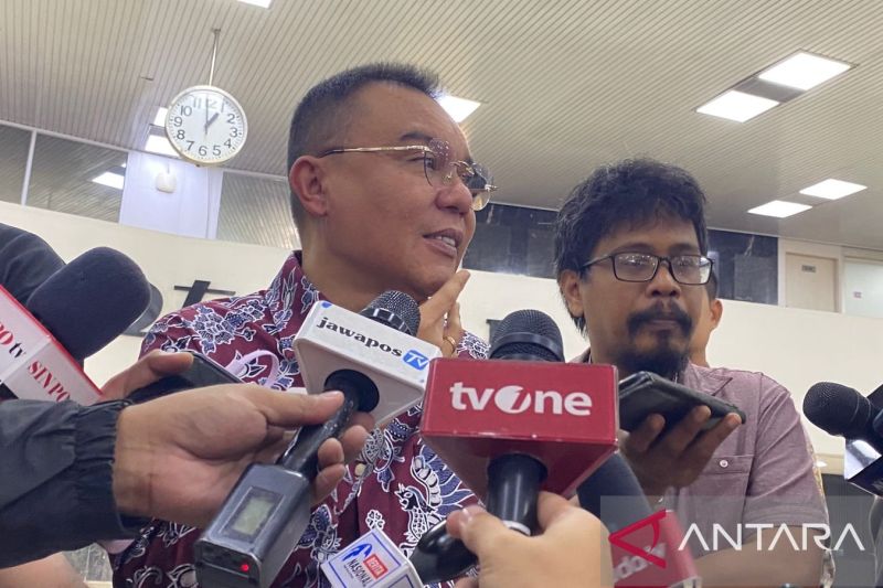 Wakil Ketua DPR RI Sufmi Dasco di Kompleks Parlemen, Senayan, Jakarta, Jumat (4/10/2024). (ANTARA/Melalusa Susthira K.)