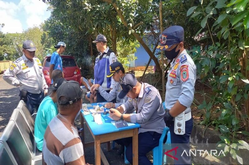 Petugas Dinas Perhubungan (Dishub) Provinsi Kalimantan Selatan (Kalsel) tengah melakukan penertiban atau merazia Over Dimensi, Over Loading (ODOL) dan Perizinan Angkutan di Kabupaten Banjar. (ANTARA/HO-DPKP Prov. Kalsel)