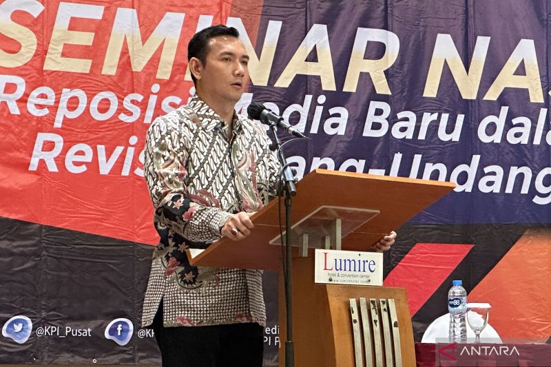 Ketua KPI Pusat Ubaidillah saat memberikan sambutan dalam sebuah acara di kawasan Senen, Jakarta, Selasa (2/4/2024). ANTARA/Rio Feisal