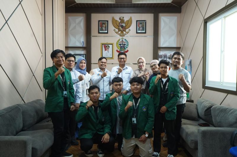 Plh. Kepala Diskominfo Sulsel Sultan Rakib berfoto bersama mahasiswa Ilkom UMI pada acara penarikan mahasiswa magang di Makassar, Jumat,(4/10/2024). ANTARA/HO-Humas Pemprov Sulsel