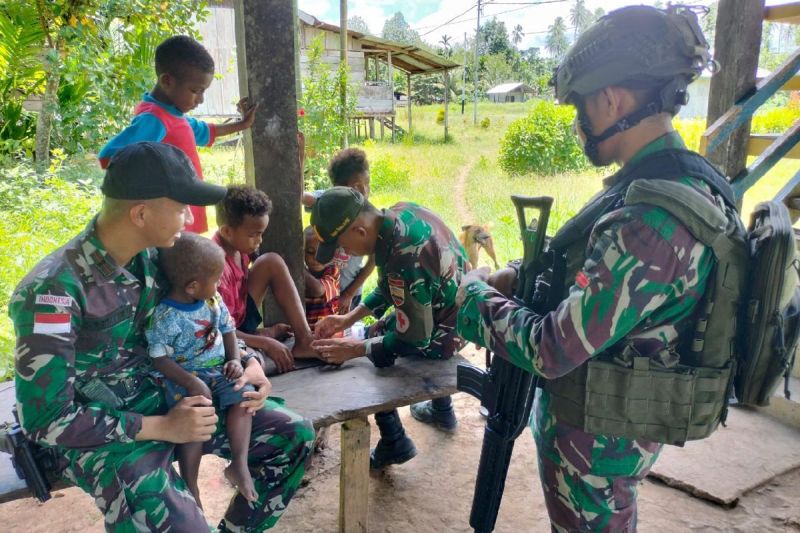 Prajurit Yonif 131/Braja Sakti Berikan Layanan Kesehatan di Scofro