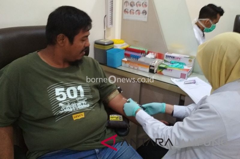 Ilustrasi - Seorang wartawan di Bandarlampung sedang menjalani pemeriksaan gratis thalassemia di Laboratorium Klinik Prodia, Rabu (21/3). (ANTARA/Ardiansyah)