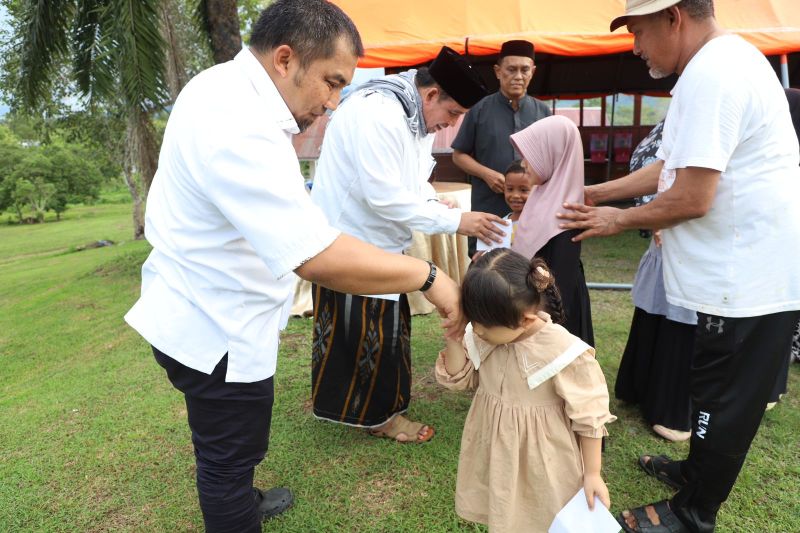 Pj Bupati Aceh Besar memberikan santuan kepada anak yatim di Jantho. ANTARA/M Ifdal