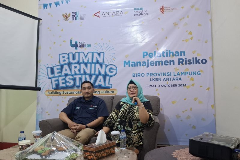 Direktur Keuangan dan Manajemen Risiko Perum Lembaga Kantor Berita Nasional (LKBN) ANTARA Nina Kurnia Dewi dan Kepala Biro ANTARA Lampung Satyagraha saat pelatihan manajemen risiko (ANTARA/Ruth Intan Sozometa Kanafi)