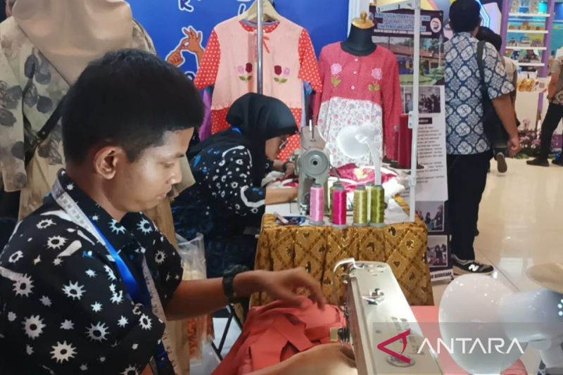 Pelatihan Keterampilan Penjahit Tuna Rungu di Jawa Timur