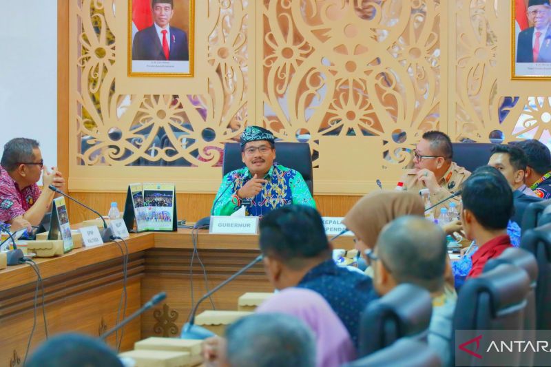 Pjs. Gubernur Kaltara Tigap Simangunsong meminpin rapat pembentukan Satgas Pengendalian dan Pengawasan Bahan Bakar Kendaraan Bermotor di kantor gubernur, Jumat (4/10/2024) di Tanjung Selor, Kabupaten Bulungan. (ANTARA/Muhammad Arfan)