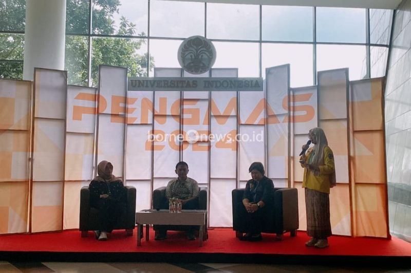 Dua pakar hukum dari FH UI, Dr. Wahyu Andrianto, S.H., M.H., dan Dr. Lidwina Inge Nurtjahyo, S.H., M.Si., dan dimoderatori oleh Savitri Nur Setyorini, S.H., M.H. berbicara dalam talkshow bertajuk "Pendampingan Hukum bagi Masyarakat" dalam Festival Pengmas UI 2024 (ANTARA/ Foto: Humas UI)