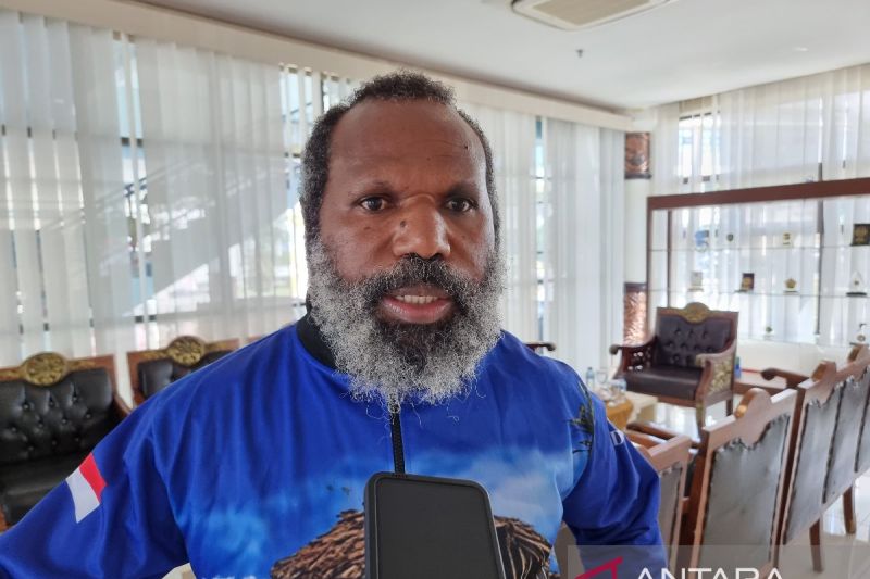 Kepala DPMK Provinsi Papua Barat Legius Wanimbo saat ditemui awak media di Manokwari, Jumat (4/10/2024). ANTARA/Fransiskus Salu Weking