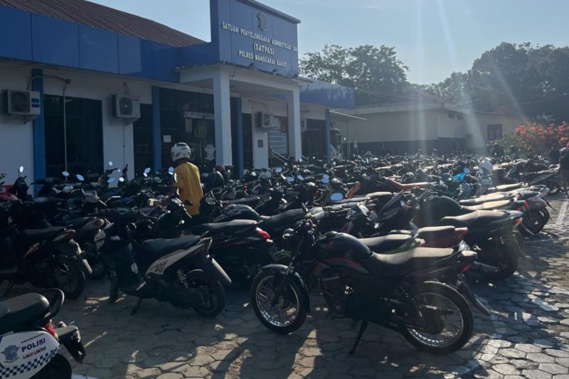 Sejumlah kendaraan bermotor yang diamankan dalam operasi rutin oleh Satuan Lalu Lintas Polres Manggarai Barat di Labuan Bajo. ANTARA/HO-Humas Polres Manggarai Barat