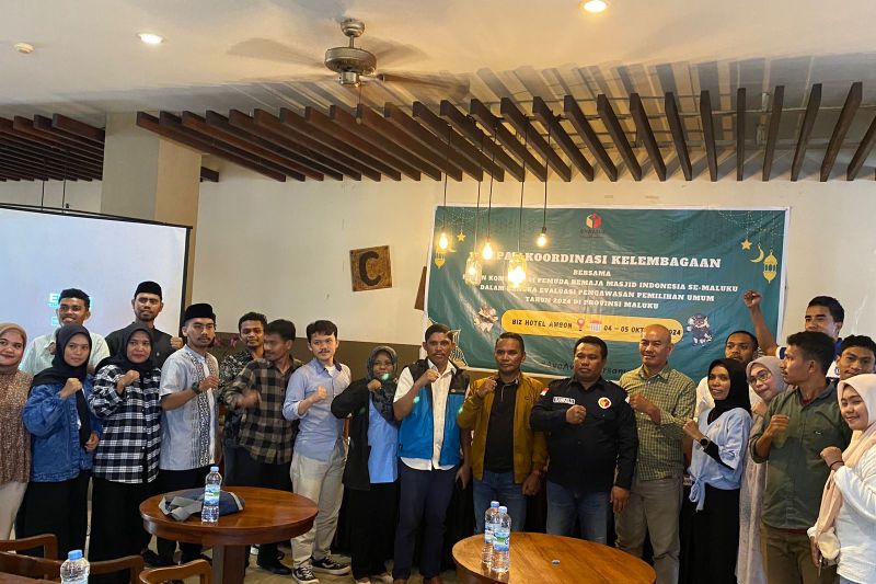 Komisioner Bawaslu Maluku bersama pengurus BKPRMI Maluku, di Ambon, Jumat (4/10/2024). ANTARA/Winda Herman