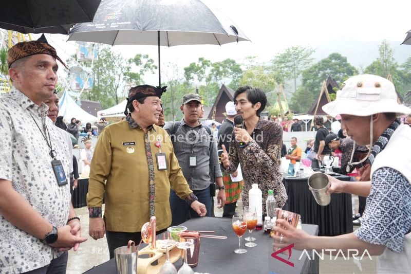 Penjabat Bupati Bogor Bachril Bakri membuka event Wonderful Puncak di Rest Area Gunung Mas, Cisarua, Kabupaten Bogor, Jawa Barat, Jumat (4/10/2024). ANTARA/M Fikri Setiawan
