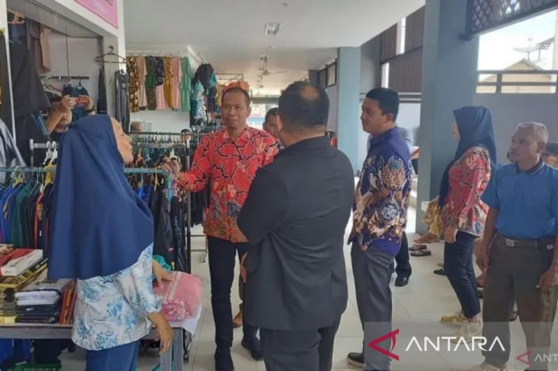 DPRD Bangka Selatan meninjau Pasar Toboali dan meminta sistem keamanan pasar ditingkatkan, Jumat (4/10) (ANTARA/Ahmadi)
