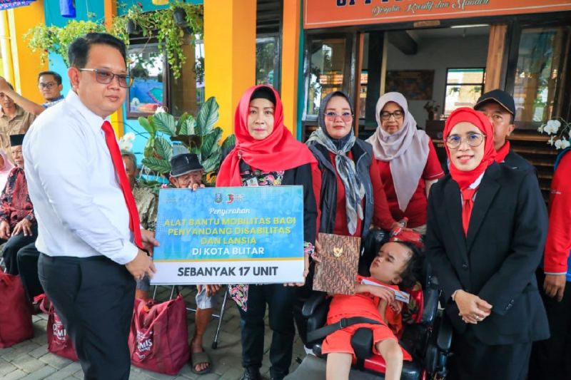 Pemerintah Jatim Salurkan Bantuan Sosial dan Alat Bantu Disabilitas