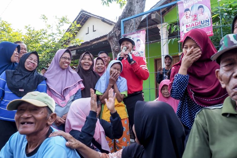 Calon Wali Kota Madiun Maidi menyapa warga Kelurahan Pilangbango Kecamatan Kartoharjo, Kota Madiun, Jatim, Jumat (4/10/2024). ANTARA/HO-Tim Madiun