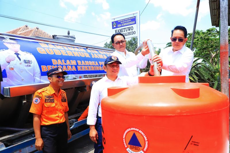 Pemerintah Jatim Salurkan Air Bersih untuk Warga Blitar Terdampak Kemarau