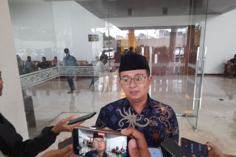 Komisioner KPU Kota Serang, Hanifa, di Serang, Jumat (4/10/2024). (ANTARA/Desi Purnama Sari)