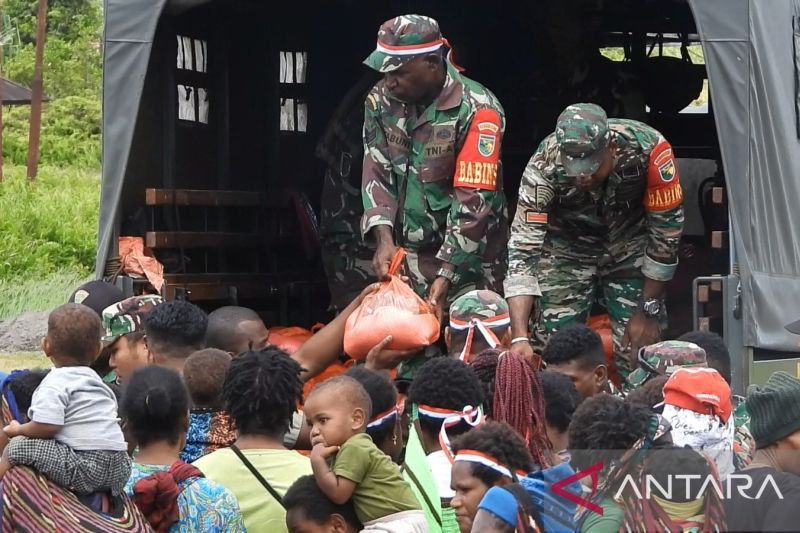 TNI dan Polri Bagikan 1.000 Paket Sembako di Nduga untuk HUT Ke-79
