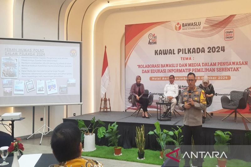 Kabid Humas Polda Kalsel Kombes Pol Adam Erwindi saat acara diskusi Kawal Pilkada 2024 gelaran Bawaslu Kalsel di Hotel Aeris Banjarbaru, Jumat malam (4/10/2024). (ANTARA/Firman)