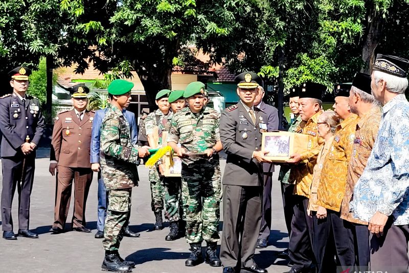 Dandim 0823/Situbondo Letkol Inf Alexander AB secara simbolis menyerahkan taliasih kepada para purnawirawan TNI usai upacara peringatan HUT Ke-79 TNI di halaman Kodim 0823/Situbondo, Jatim. Sabtu (5/10/2024). ANTARA/Novi Husdinariyanto