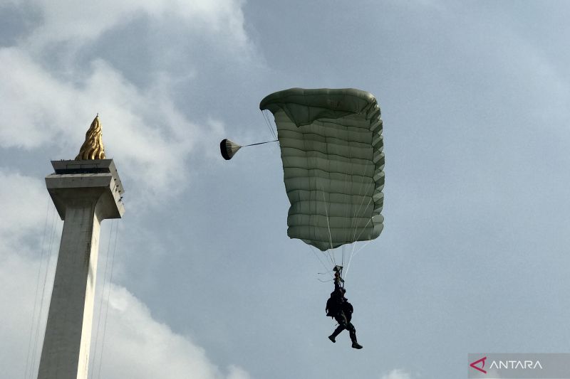 Para prajurit TNI menampilkan kemampuan terjun payung untuk operasi lintas udara saat puncak peringatan HUT Ke-79 TNI di Lapangan Silang Monas, Jakarta, Sabtu (5/10/2024). ANTARA/Genta Tenri Mawangi
