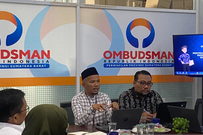 Penjabat sementara (Pjs) Ombudsman Provinsi Sumbar Adel Wahidi (pakai peci) memaparkan upaya percepatan layanan publik di lokasi terdampak bencana. (Antara/HO-Humas Ombudsman Sumbar)