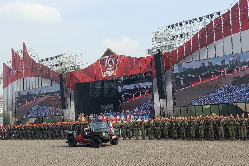 Presiden Joko Widodo didampingi Panglima TNI Agus Subianto melakukan pengecekan pasukan dengan berkeliling lapangan upacara menggunakan mobil taktis Maung Pindad di halaman Monas, Jakarta Pusat, Sabtu (5/10/2024). ANTARA/Andi Firdaus.