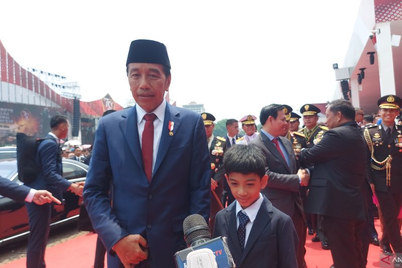 Presiden Jokowi Ajak Cucu Saksikan Pertunjukan TNI di Monas