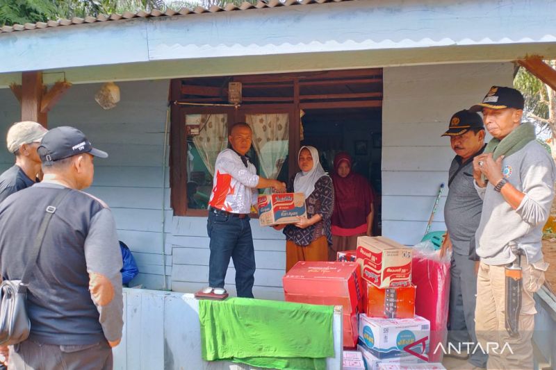 Dinas Sosial Mukomuko Salurkan Bantuan untuk Keluarga Korban Pohon Tumbang