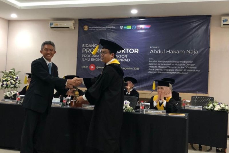 Arsip - Politikus dan eks Anggota DPR dua periode Abdul Hakam Naja (kiri) usai menjalani sidang disertasi di Program Doktor Ilmu Ekonomi Jalur Terapan pada Fakultas Ekonomi dan Bisnis di Universitas Padjajaran, Bandung, Senin (14/8/2023). (ANTARA/HO)