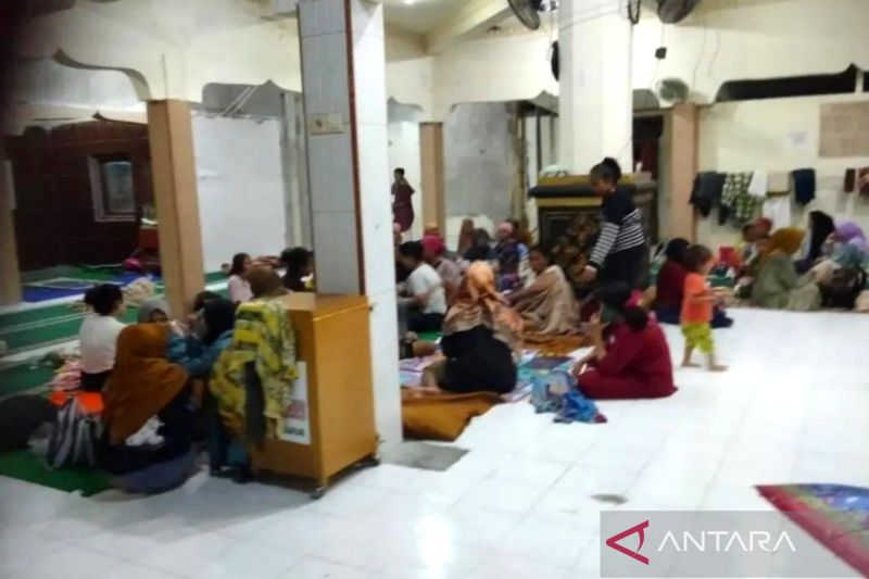 Ratusan Keluarga di Padang Pariaman Mengungsi Akibat Banjir dan Longsor