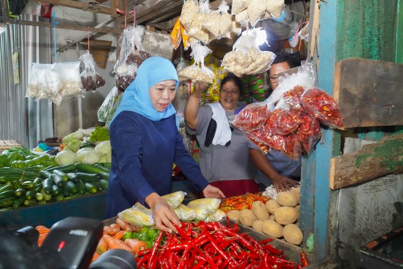Khofifah Dengar Keluhan Pedagang Pasar tentang Sepinya Pembeli