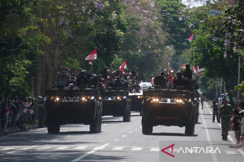Warga Denpasar Antusias Saksikan Defile HUT Ke-79 TNI