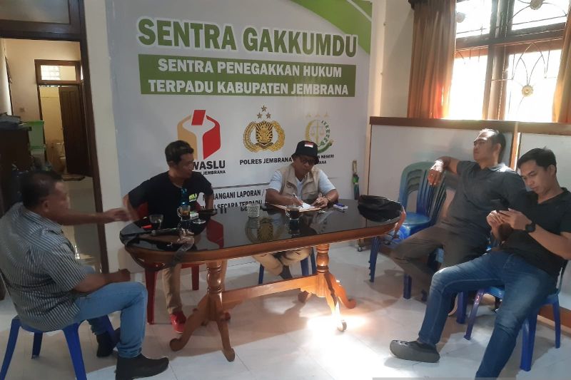 Badan Pengawas Pemilu (Bawaslu) Jembrana, Bali menerima laporan perusakan alat peraga kampanye pilkada milik salah satu pasangan calon Bupati dan Wakil Bupati Jembrana di Negara, Kabupaten Jembrana, Bali. ANTARA/Gembong Ismadi.