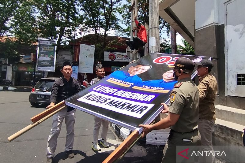 Bawaslu bersama Satpol PP Kabupaten Kudus dan tim kampanye paslon menertibkan APK melanggar zona larangan pemasangan APK di Kudus, Jawa Tengah. ANTARA/Akhmad Nazaruddin Lathif