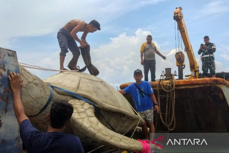 Aksi Bersih Sampah di Pasar Parittiga Sambut HUT TNI ke-79