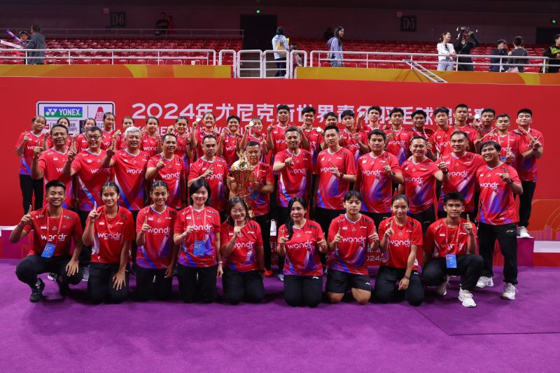 Tim bulu tangkis junior Indonesia berfoto bersama pelatih dan ofisial di atas podium kemenangan Piala Suhandinata 2024 di Nanchang International Sports Center Gymnasium, China, Sabtu (5/10/2024). (ANTARA/HO/PP PBSI)