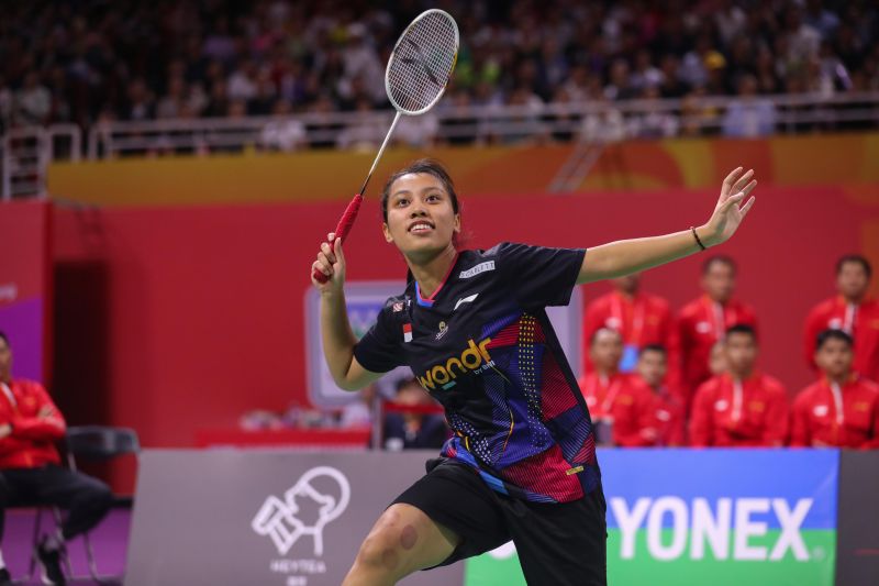 Tunggal putri Indonesia Mutiara Ayu Puspitasari saat berlaga pada babak final Kejuaraan Dunia Bulu Tangkis Junior (BWF World Junior Championship) 2024 nomor beregu, Piala Suhandinata, yang digelar di Nanchang International Sports Center Gymnasium, China, Sabtu (5/10/2024). (ANTARA/HO/PP PBSI)
