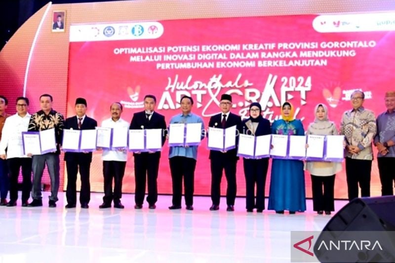 Foto bersama usai penandatanganan kesepahaman pengembangan ekosistem ekonomi kreatif berbasis digital di Kota Gorontalo, Sabtu (5/10/2024). ANTARA/HO-Diskominfotik Provinsi Gorontalo