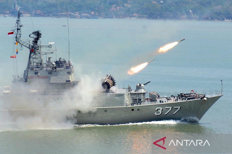 Arsip foto - Kapal Republik Indonesia (KRI) Sutanto-377 melepaskan rudal ketika "Sailing Pass" disela-sela Gladi bersih peringatan HUT ke-69 TNI di Dermaga Ujung, Komando Armada Kawasan Timur Indonesia TNI AL, Surabaya, Jatim, Sabtu (4/10/2014). ANTARA FOTO/M Risyal Hidayat/mes/aa.