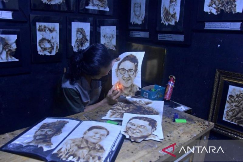 Pelukis asal Desa Karangharja, Kecamatan Cikarang Utara, Kabupaten Bekasi, Jawa Barat, Alif Golif (29) sedang melukis di ruang galeri pribadinya. (ANTARA/Pradita Kurniawan Syah).