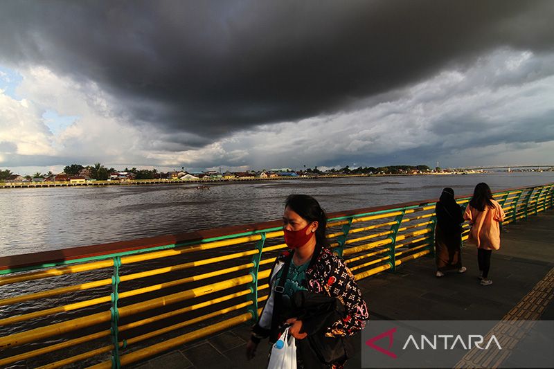 Prakiraan Cuaca Berawan dan Hujan di Kota-kota Besar Indonesia
