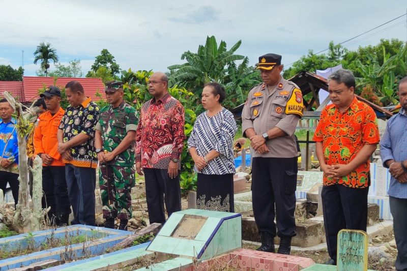 Bupati Wondama Memotivasi Keluarga Korban Banjir Bandang Wasior